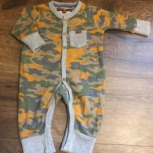 Camouflage button-up onesie 0-3m.